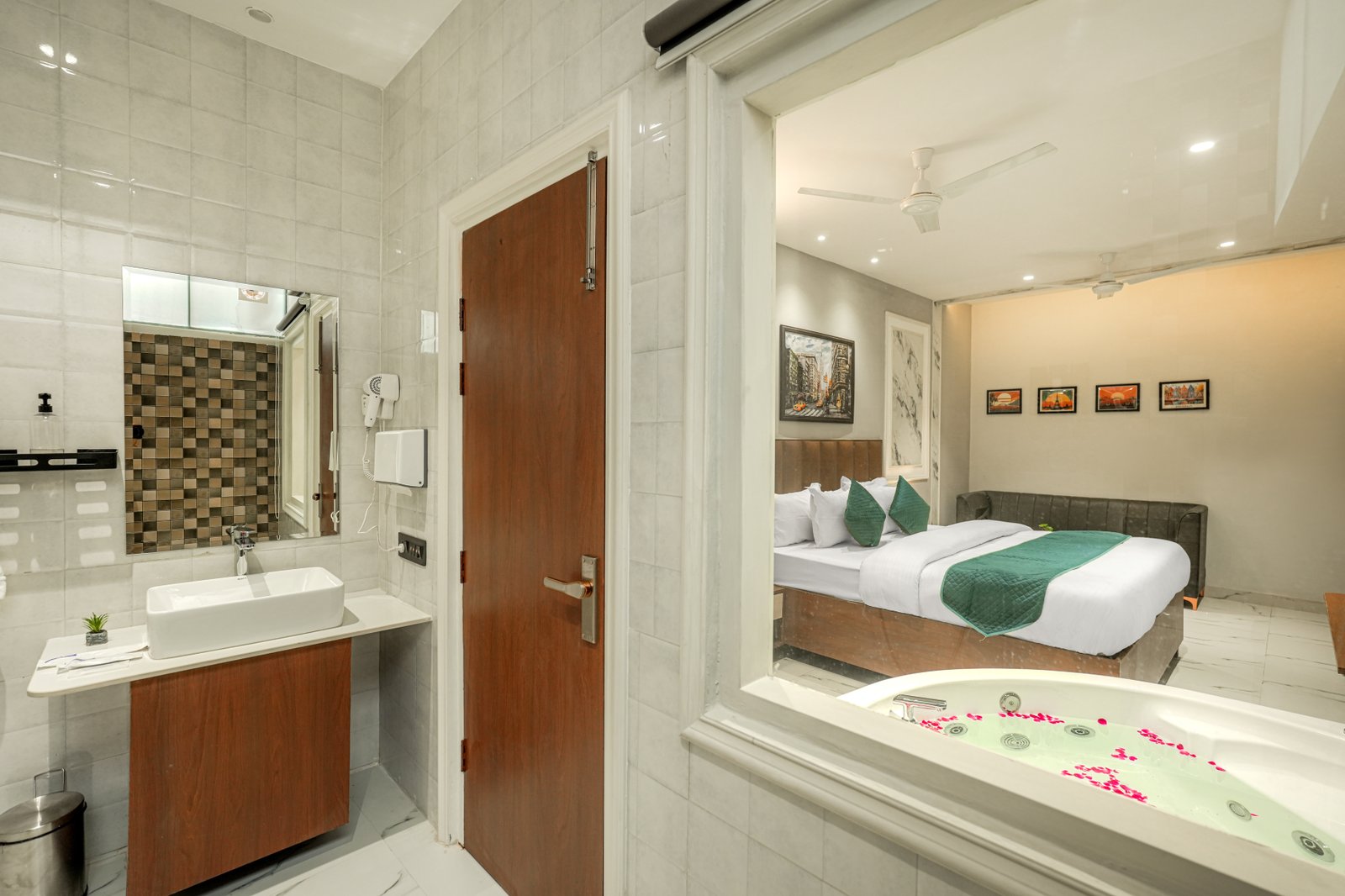Suite with Jacuzzi & Living Area