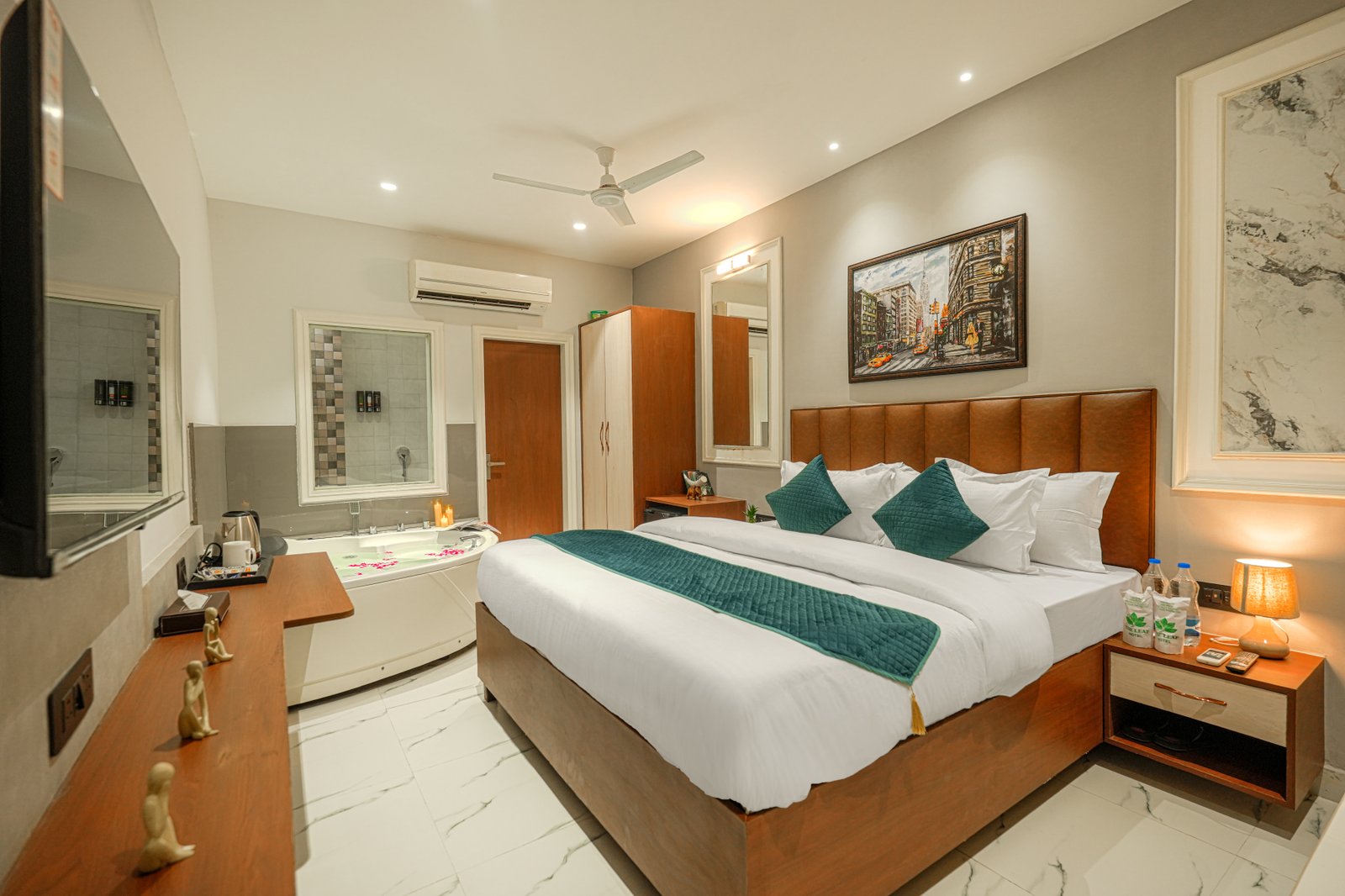 Suite with Jacuzzi & Living Area