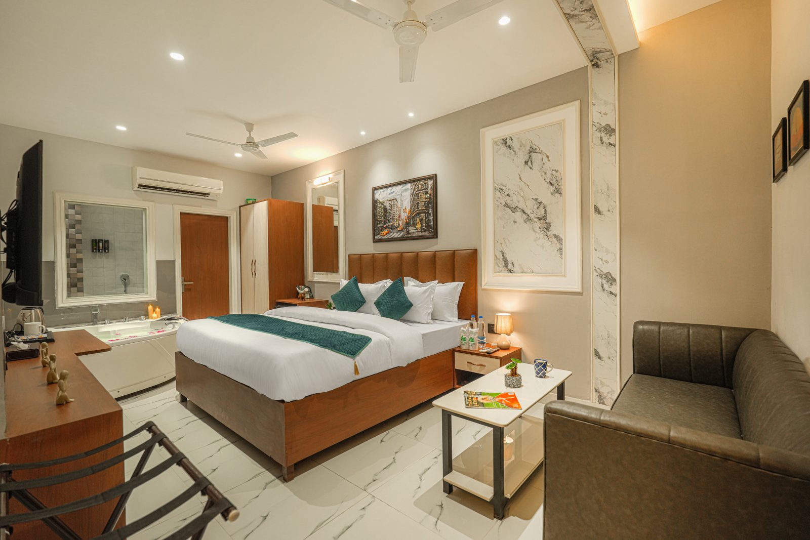 Suite with Jacuzzi & Living Area