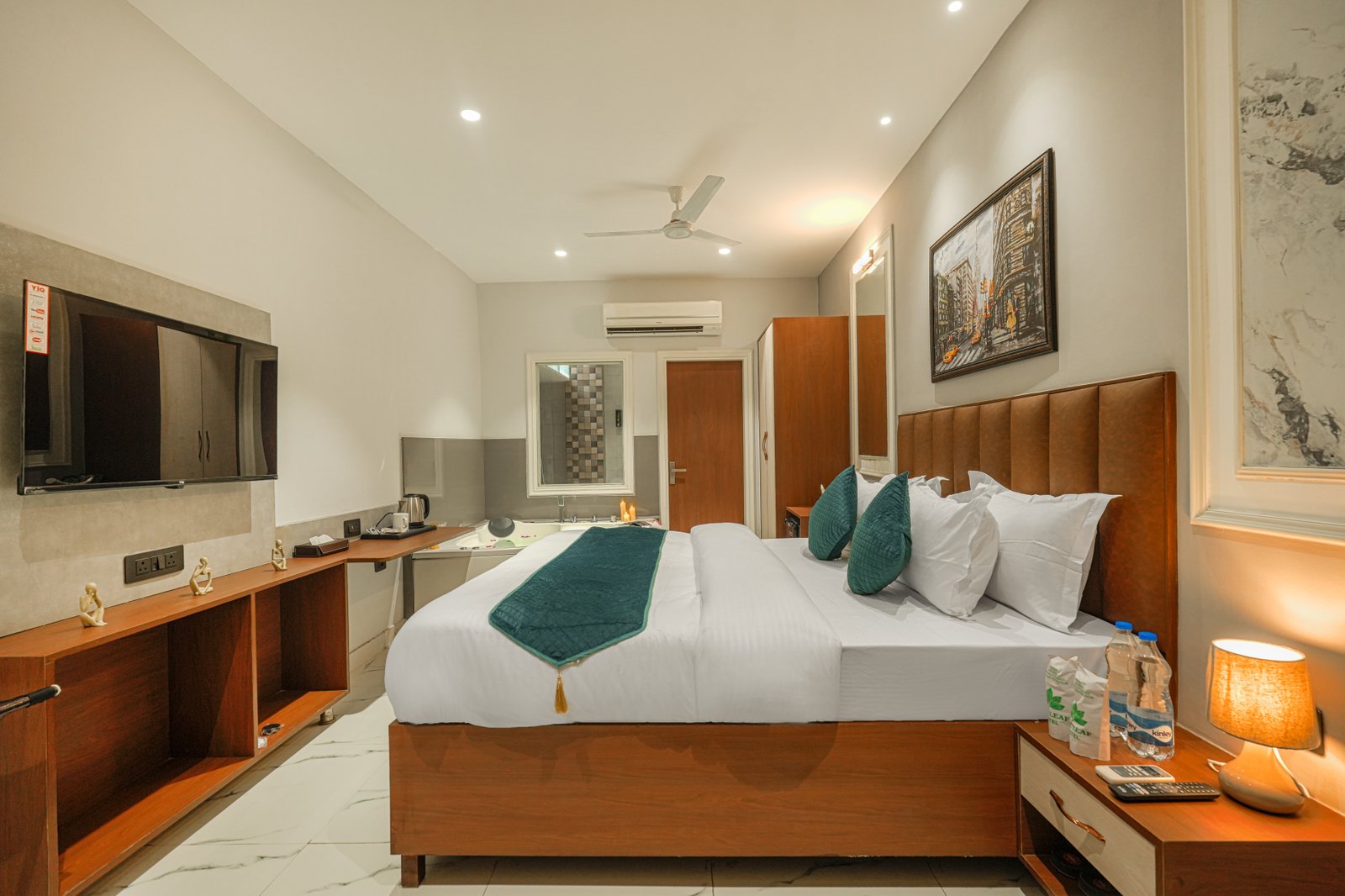 Suite with Jacuzzi & Living Area