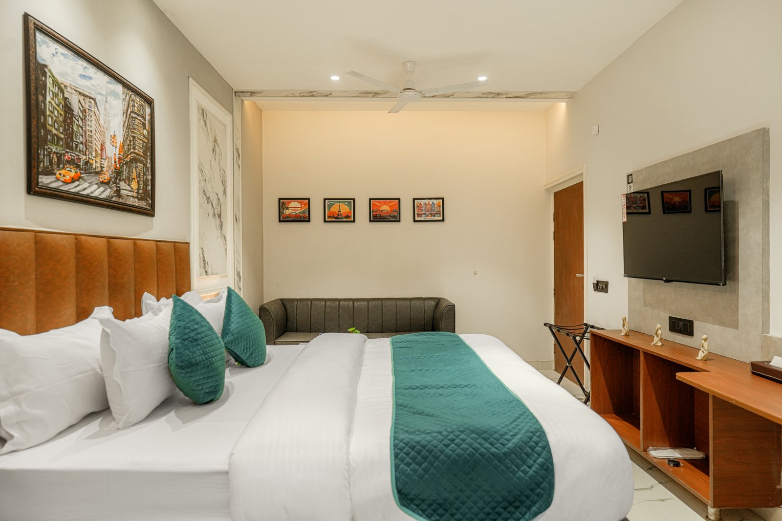 Suite with Jacuzzi & Living Area